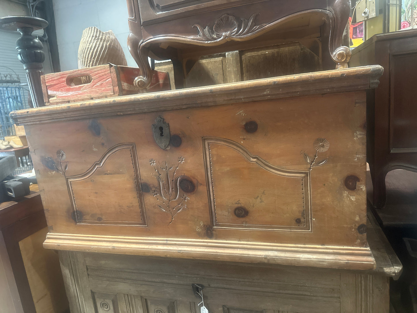 1900s Dutch tulip carved chest
