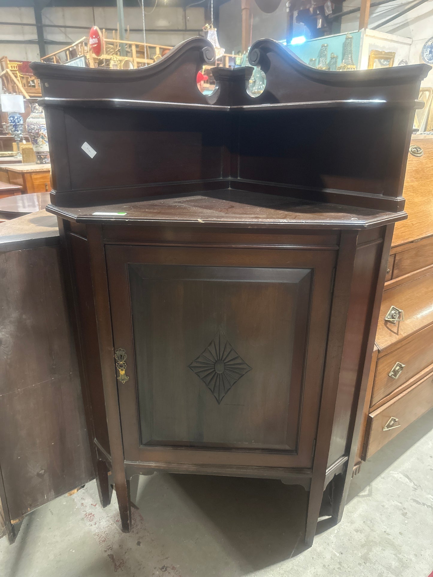 Corner cabinet