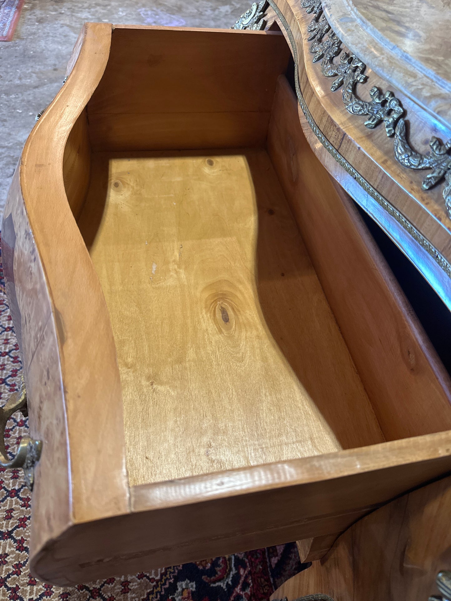 Louis XV Bombe commode