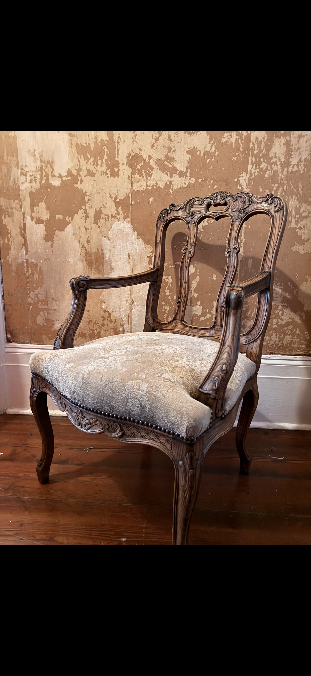 Upholstered arm chair