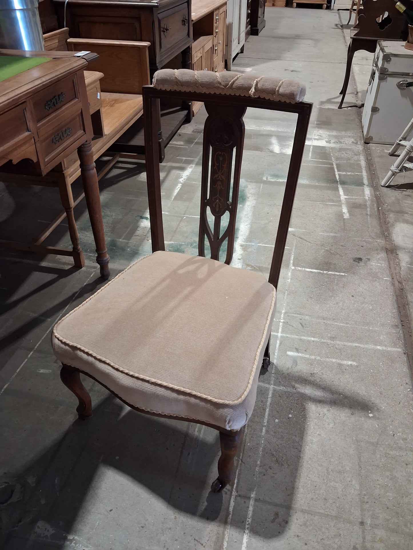 Rolling side chair
