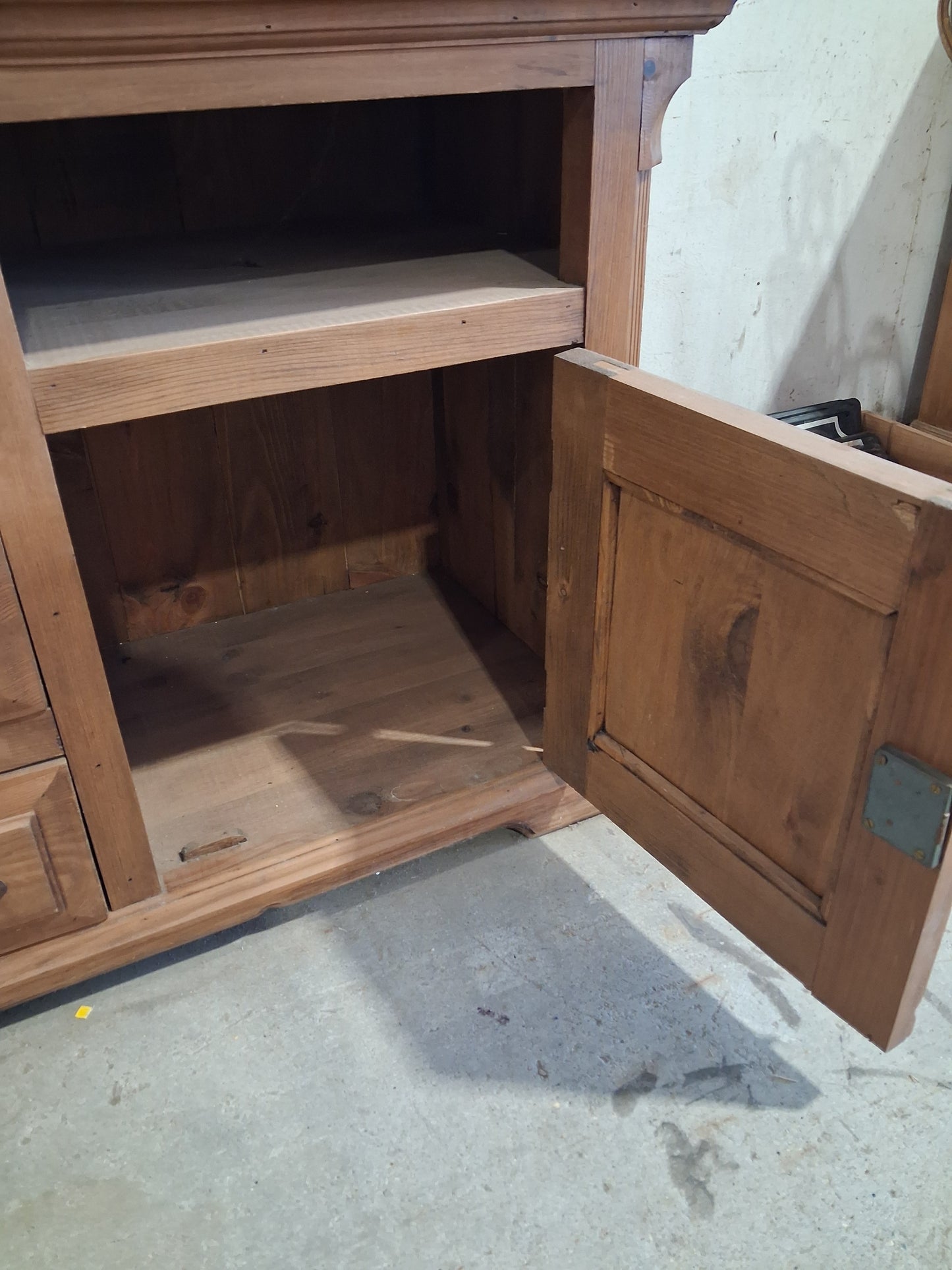 Small pine cabinet w drawers