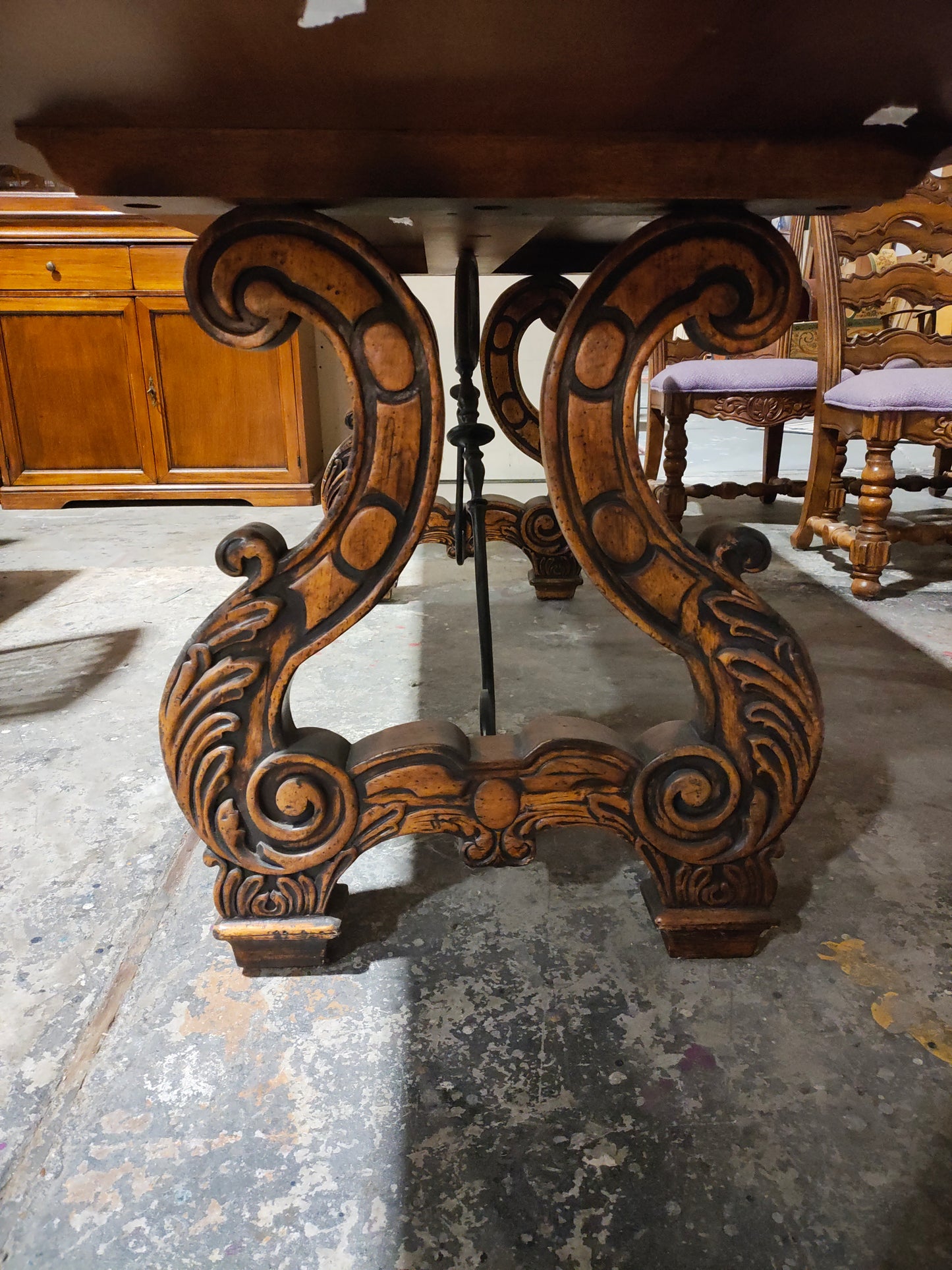Mid 1900s Baroque Style Oak Table with 6 chairs