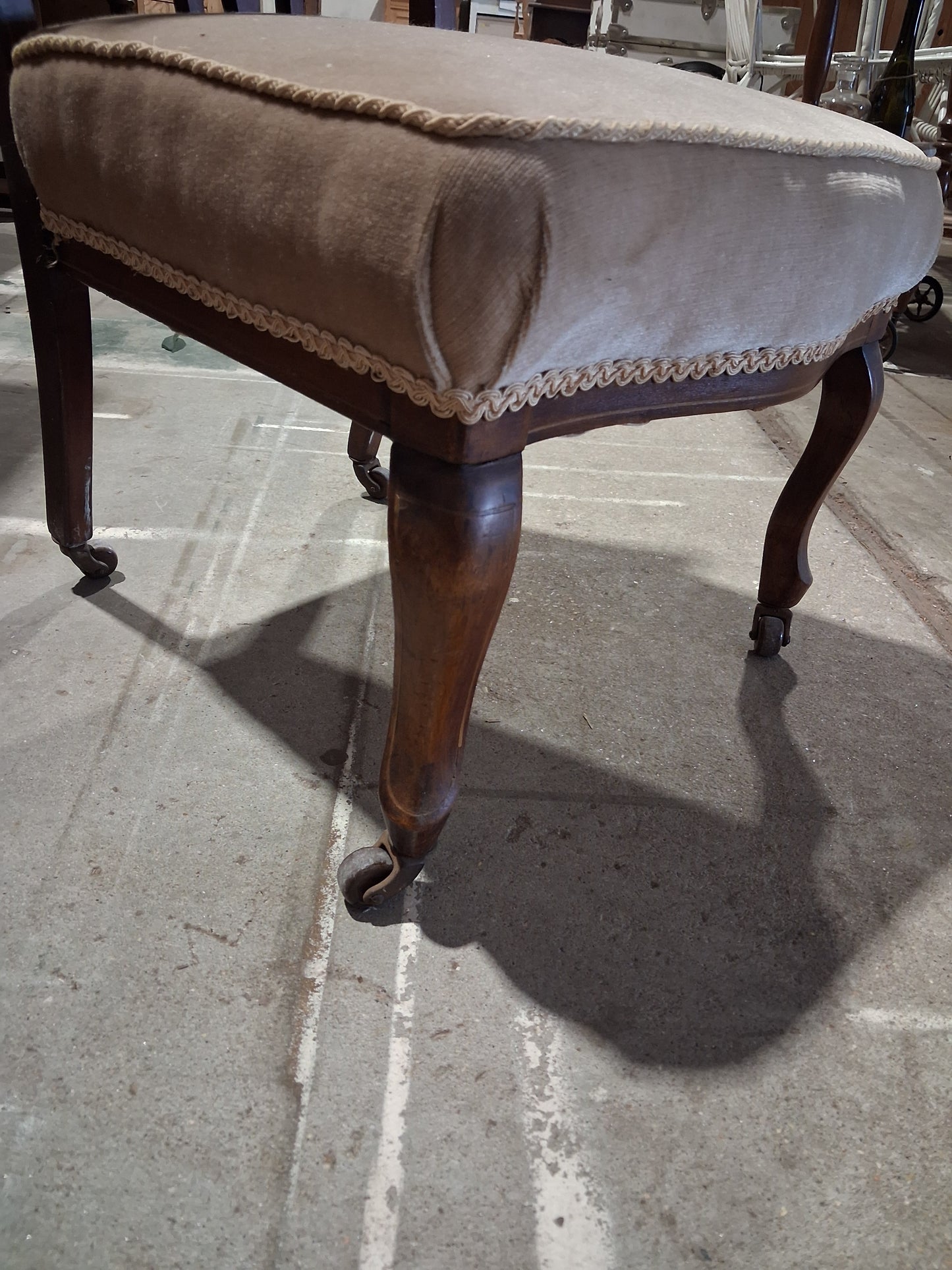 Rolling side chair