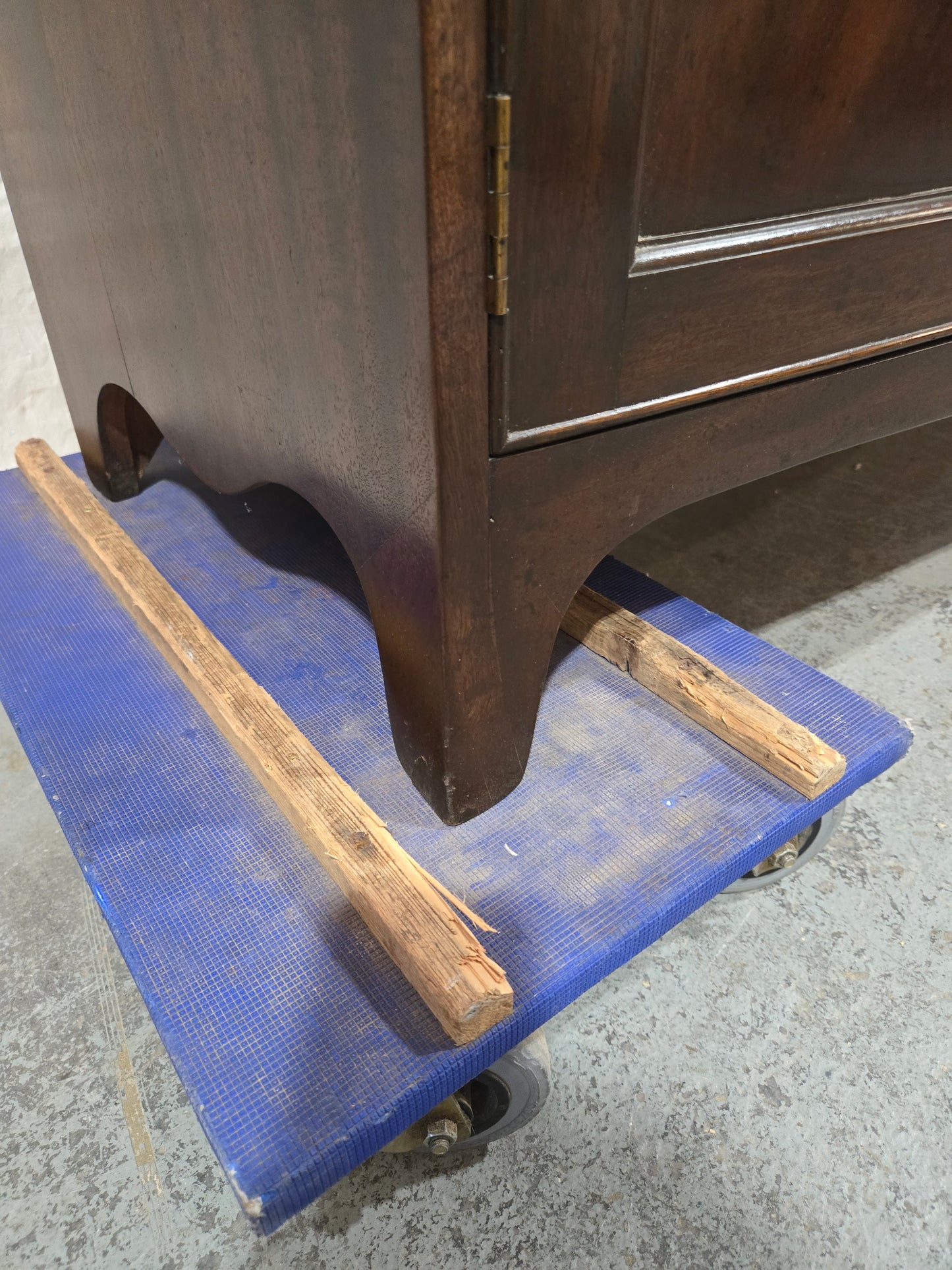 Early Century English Hepplewhite Mahogany Sideboard