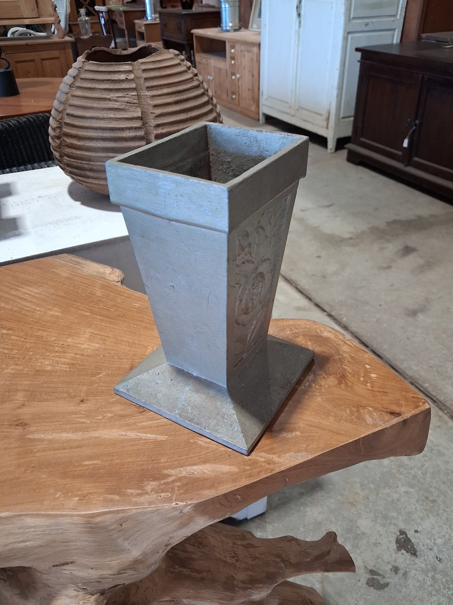 Metal plant holder
