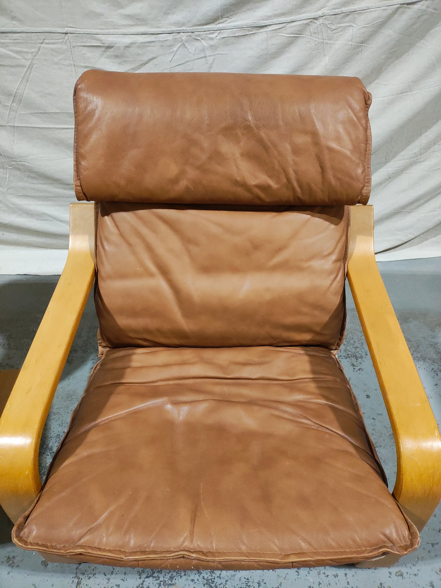 Pair of Italian Mid-Century Modern Bentwood Sling Lounge Chairs by Veneta, Caramel Leather, Circa 1960
