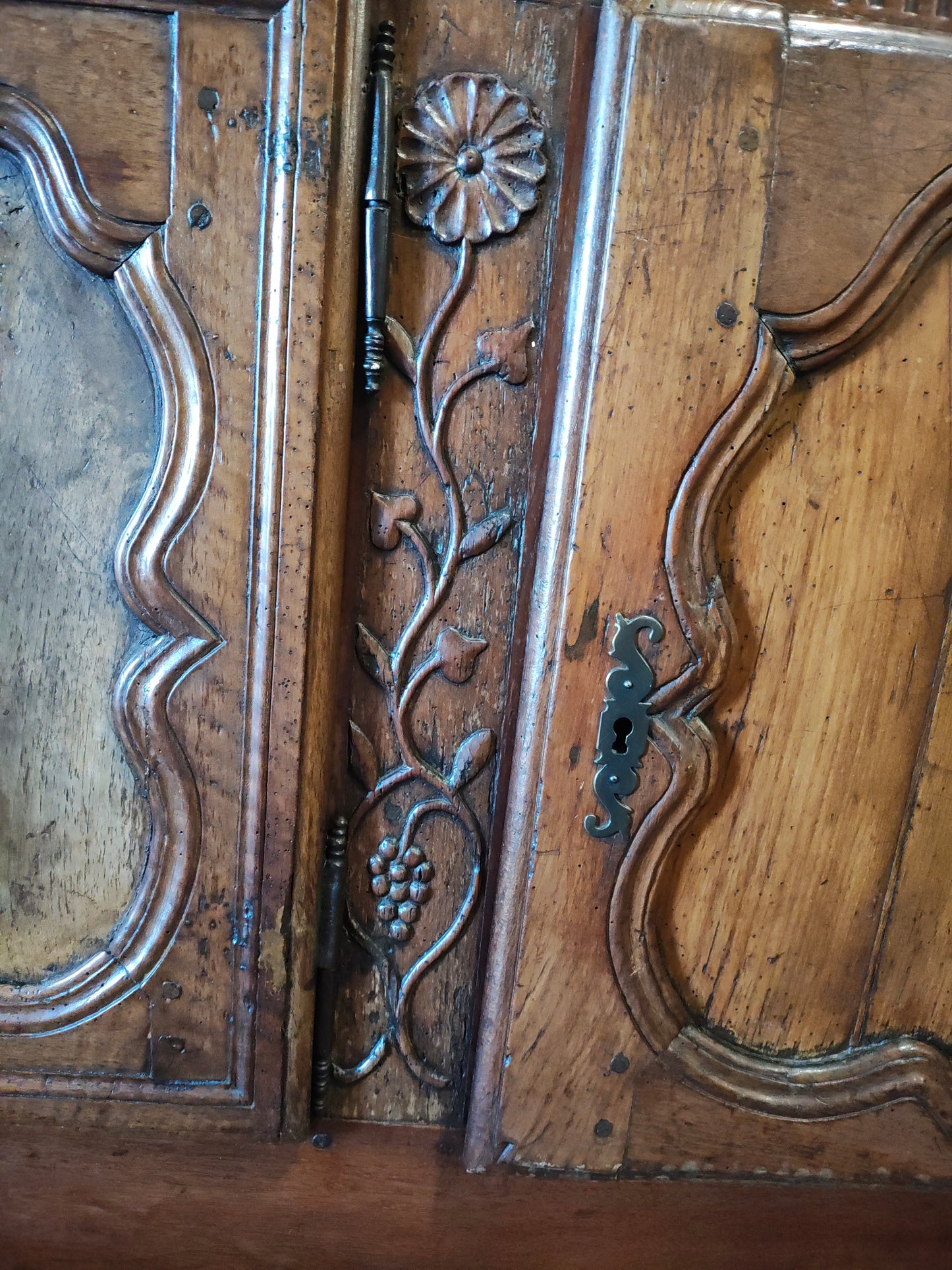C. 1700s Wedding heart carved Sideboard louis 15th style