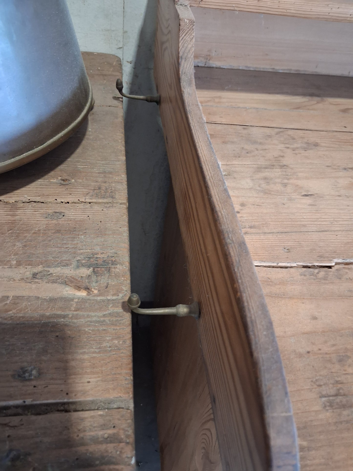 Pine wash table