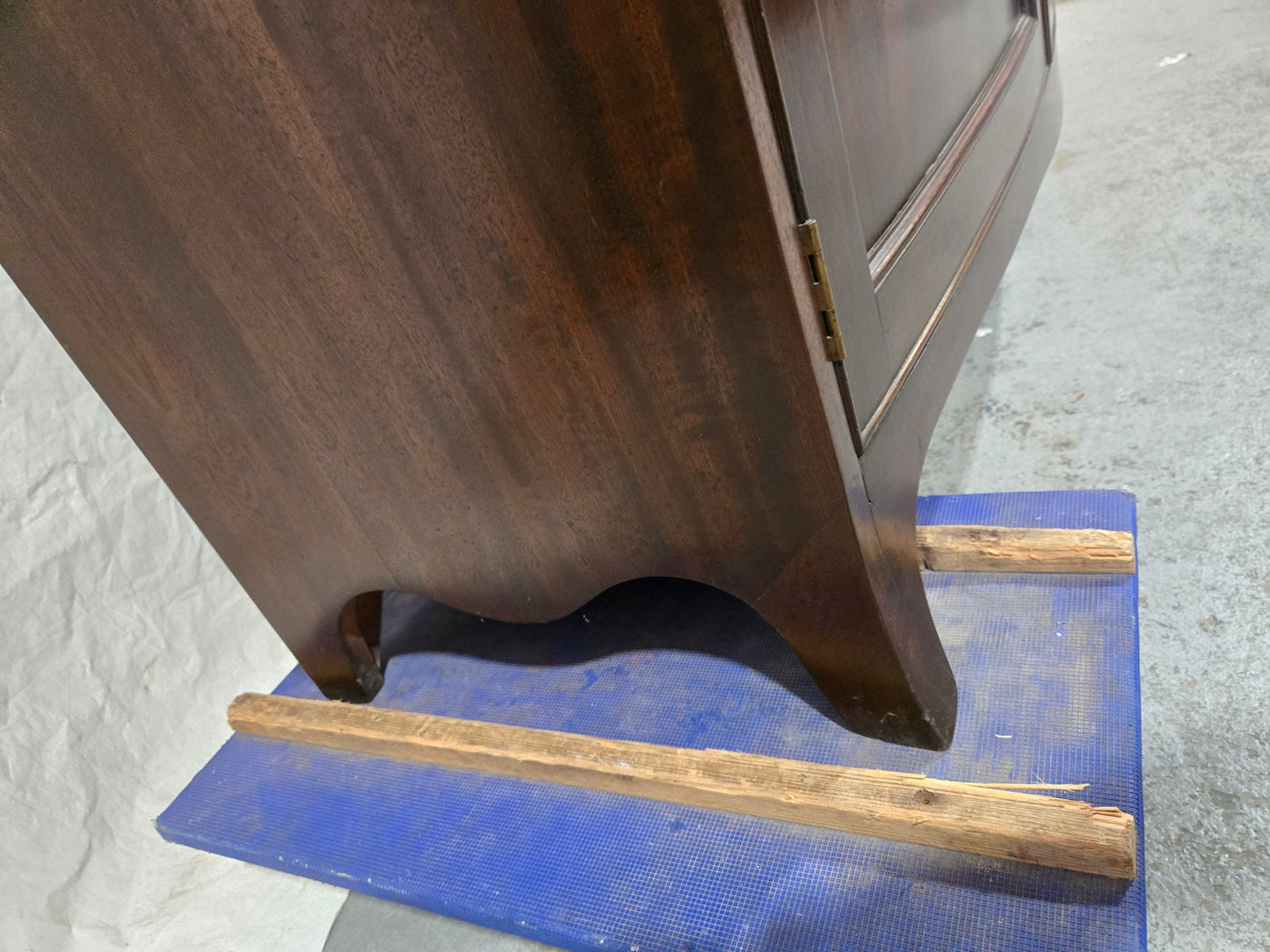 Early Century English Hepplewhite Mahogany Sideboard