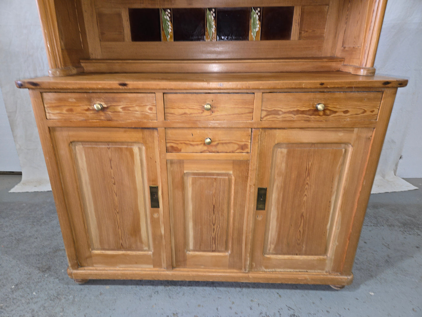 Late 1800s Pine hutch w stain glass